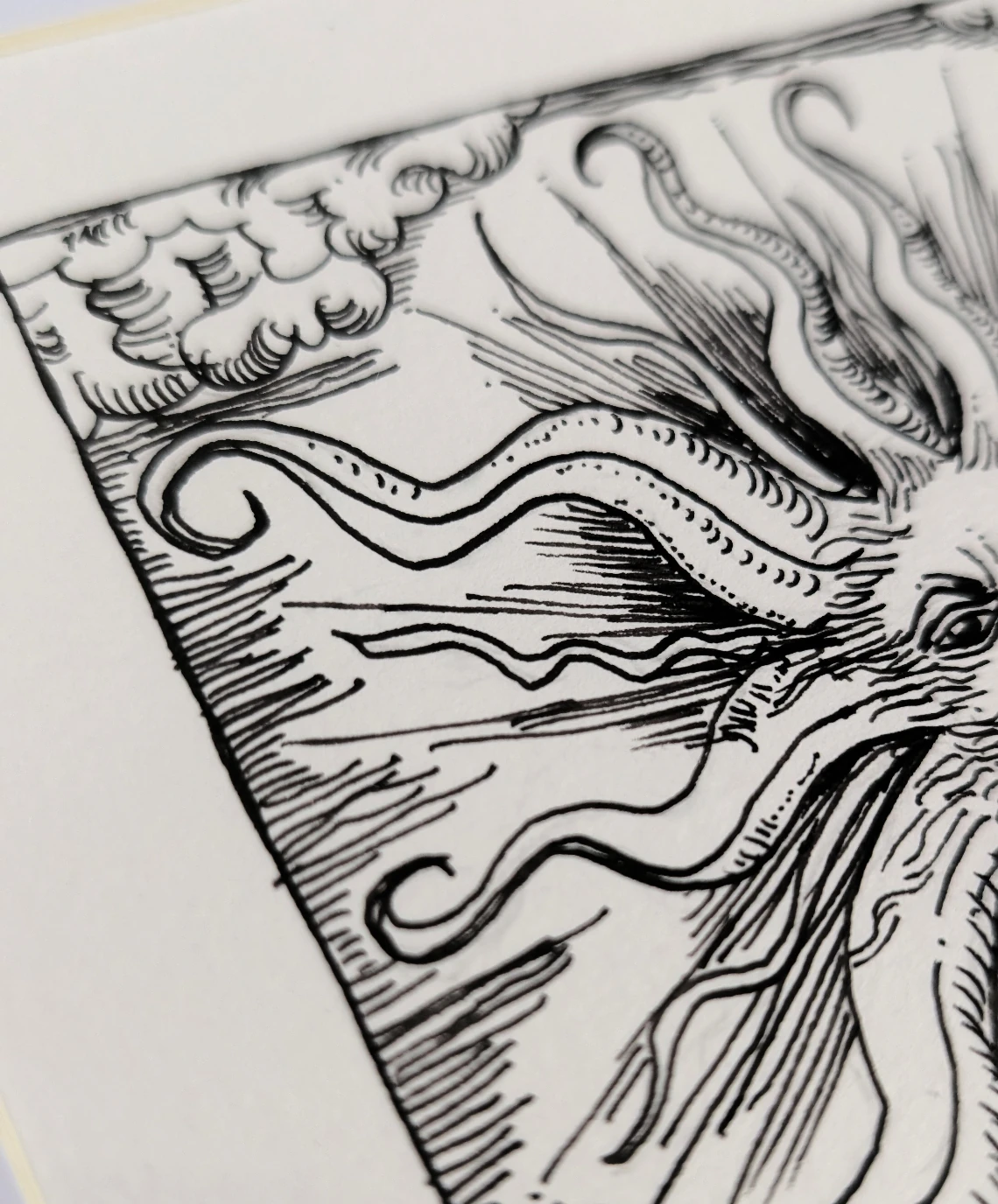 Sol Invictus - détail du visage de soleil mystique et de ses rayons organiques dessinés à l'encre